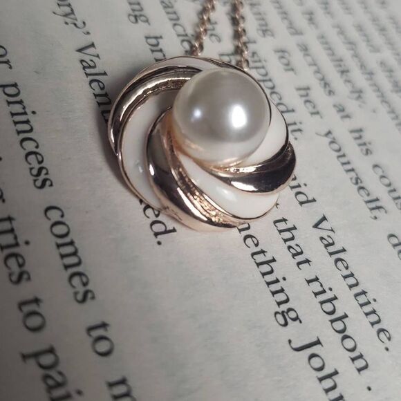 Pearl with Golden and White Swirl Necklace - Picture 4 of 9